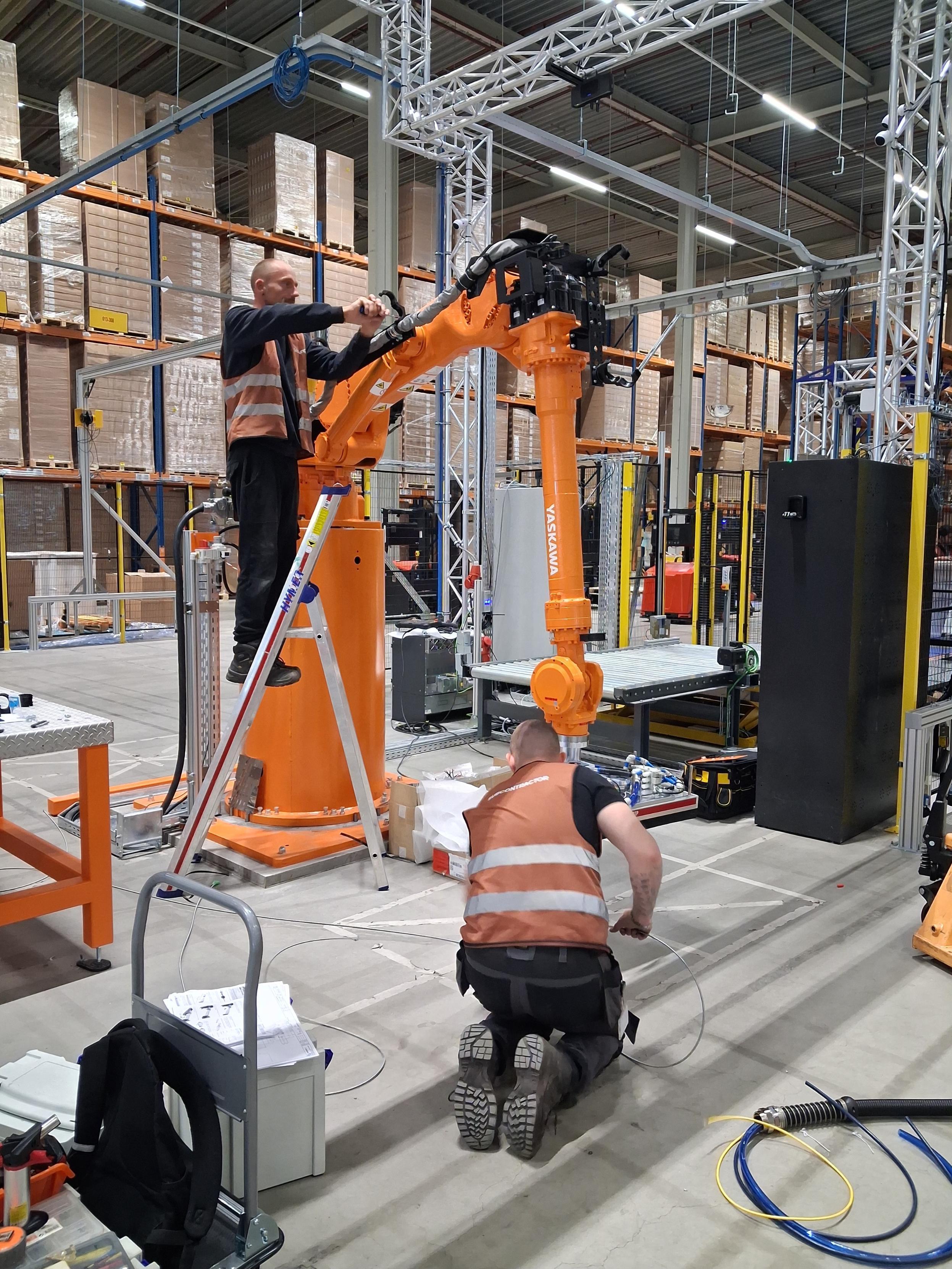 Montage van dresspack op Yaskawa robotarm