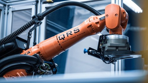 Robotarm met REIKU dresspack en beschermslang