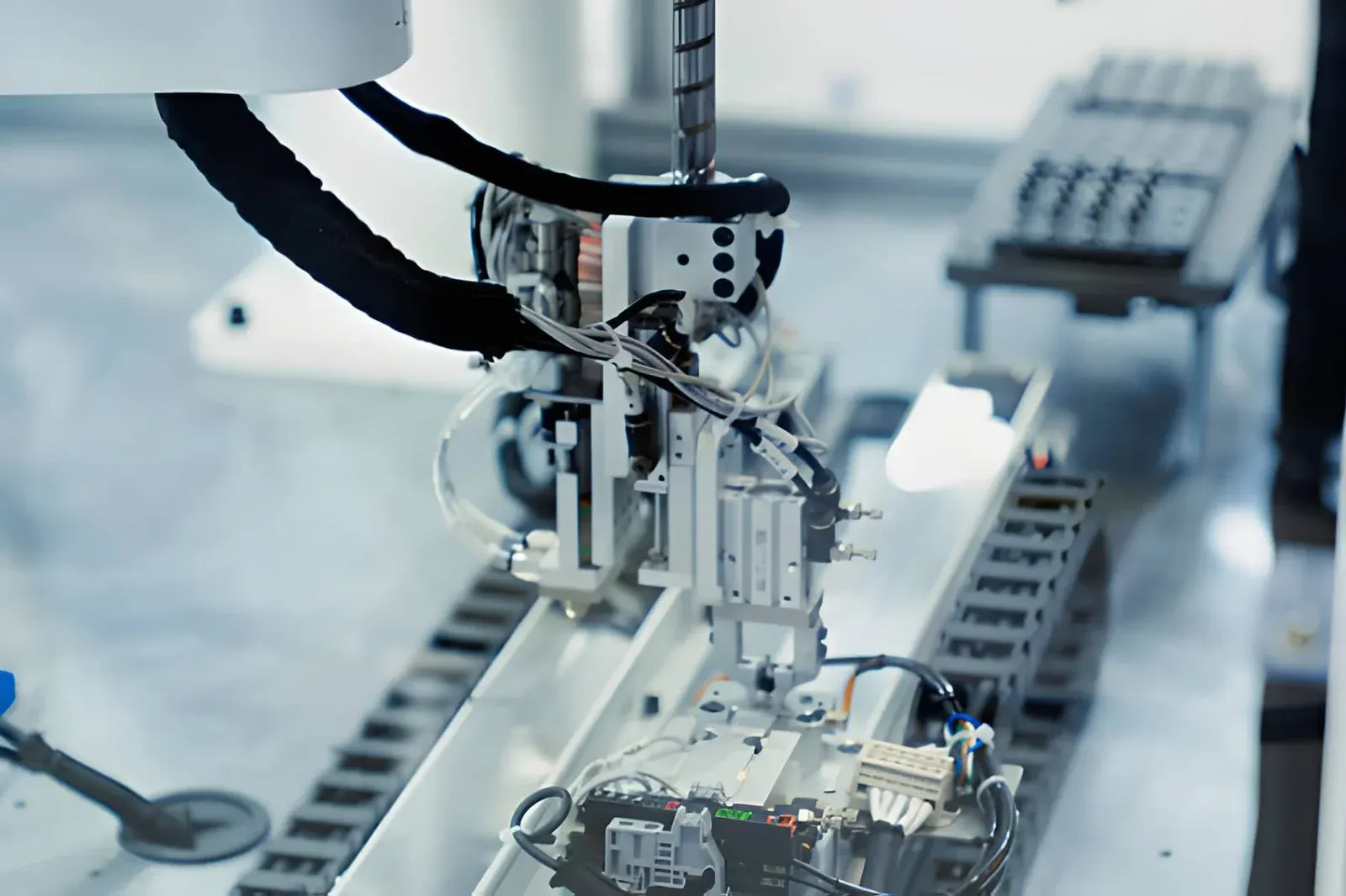 Quiet cable carrier: reducing noise and vibration