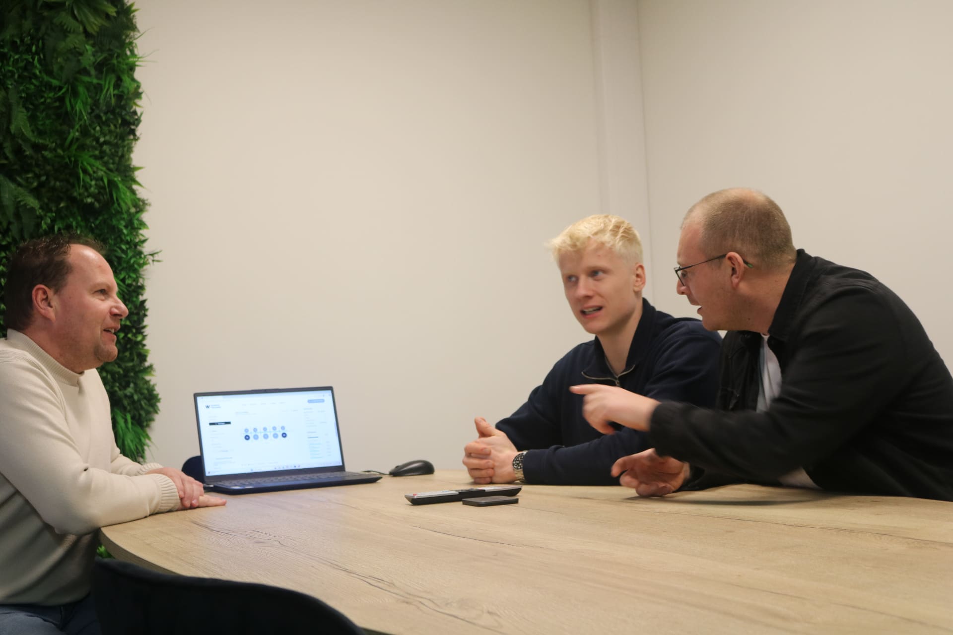 Het team van Wisman Techniek in overleg