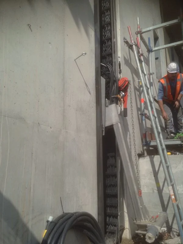 Installing the cable carrier from the scaffolding