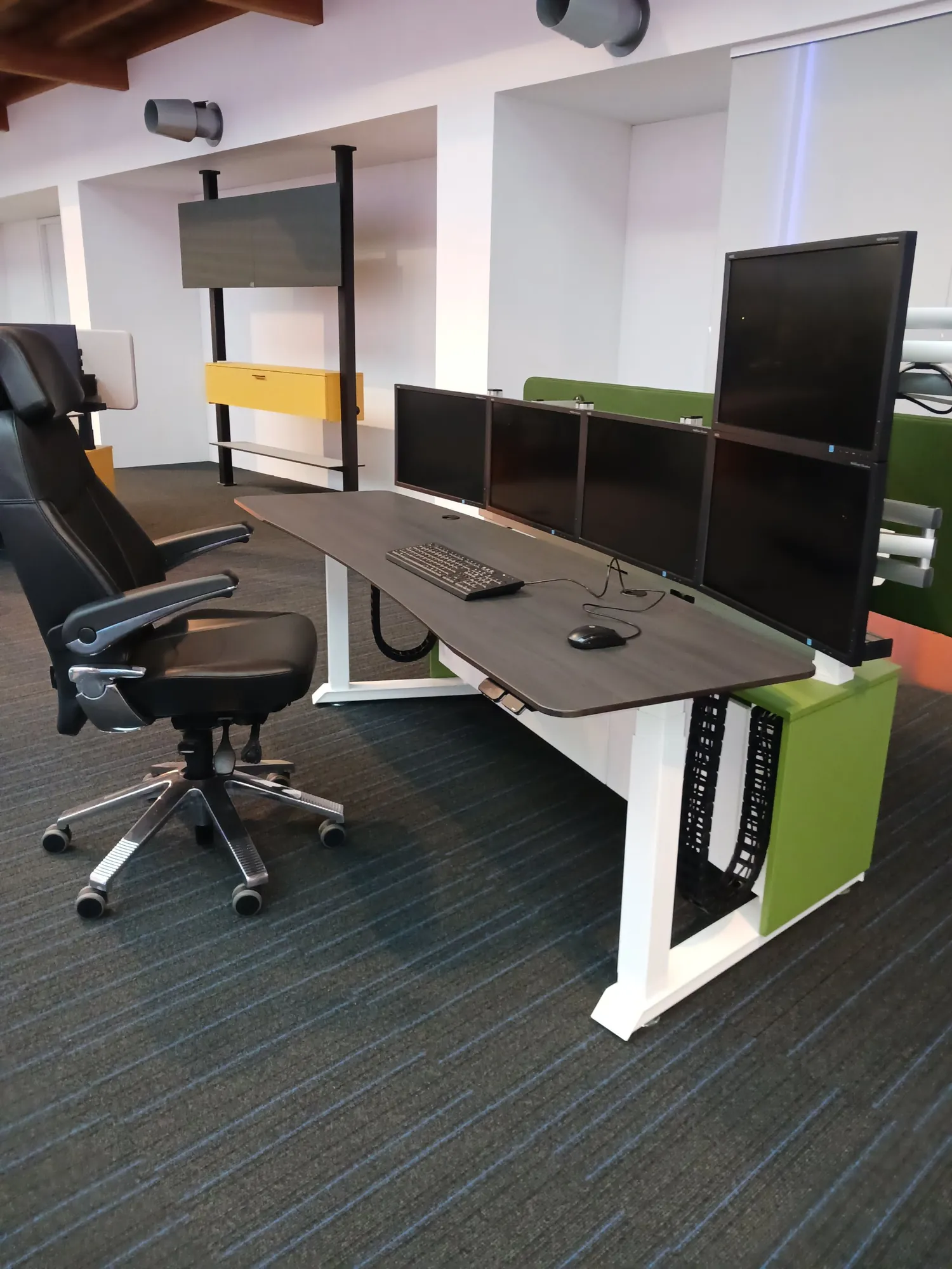 Workstation with the cable carriers behind the worktop