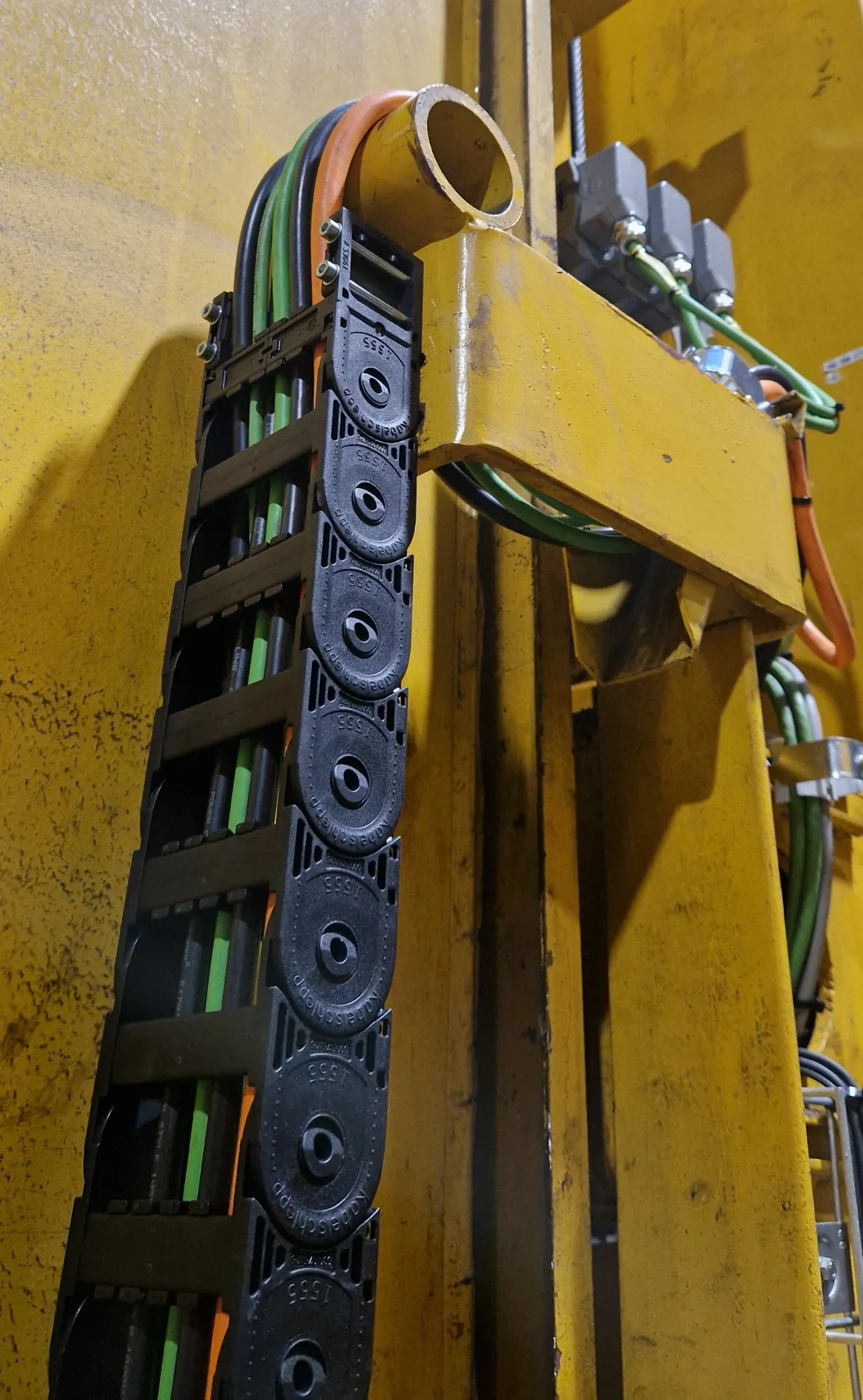 Plastic cable carrier from Tsubaki Kabelschlepp with cables on a warehouse crane