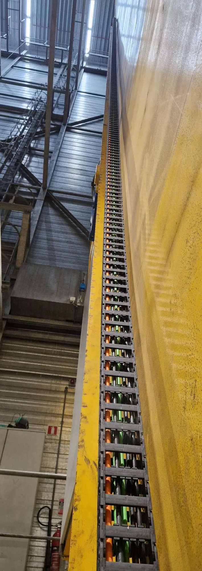 The cable carrier over the full height of the crane