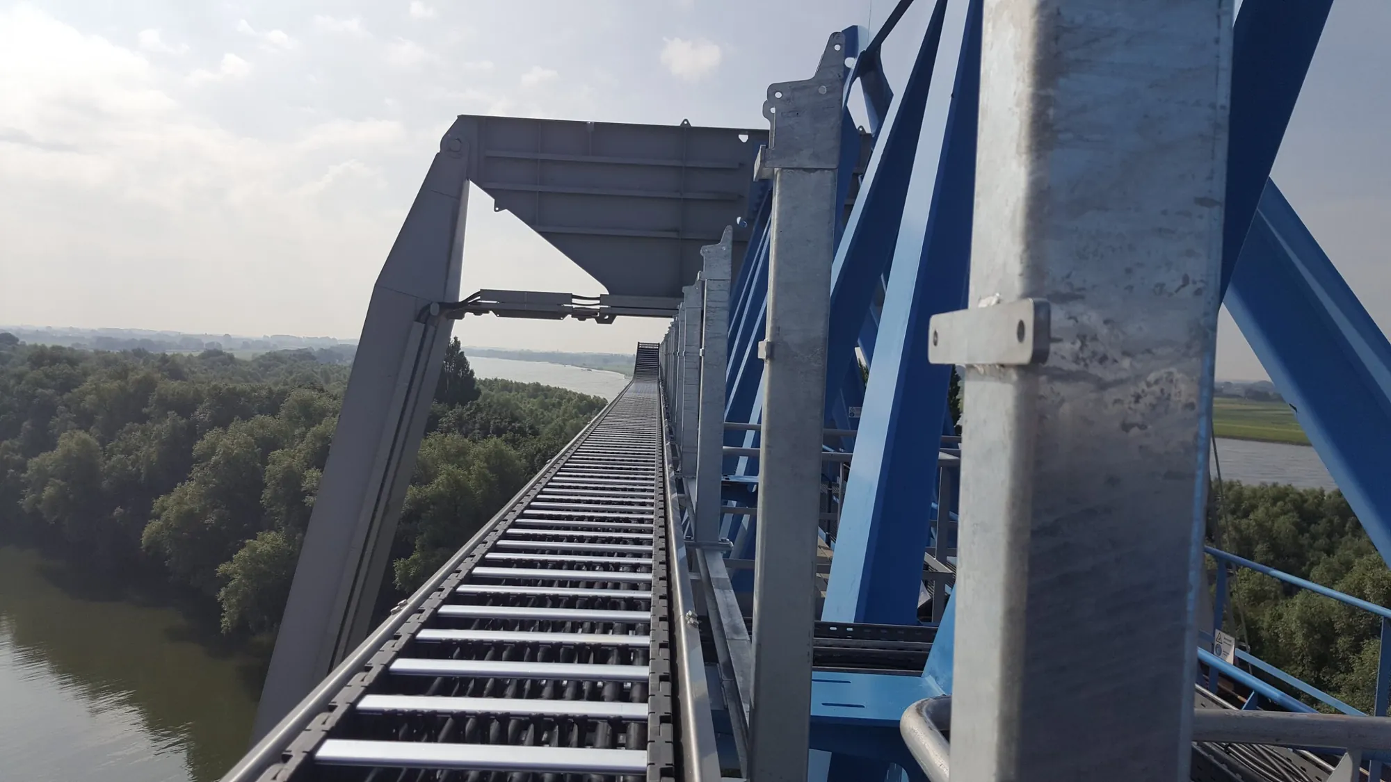 Cable carrier in the guide channel along the length of the container crane, above the Rhine
