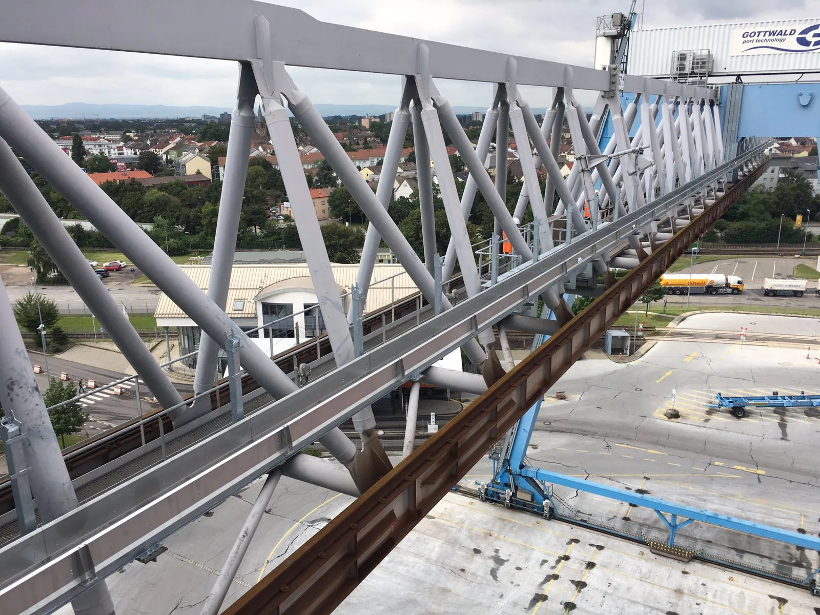 The new guide channel along the crane bridge