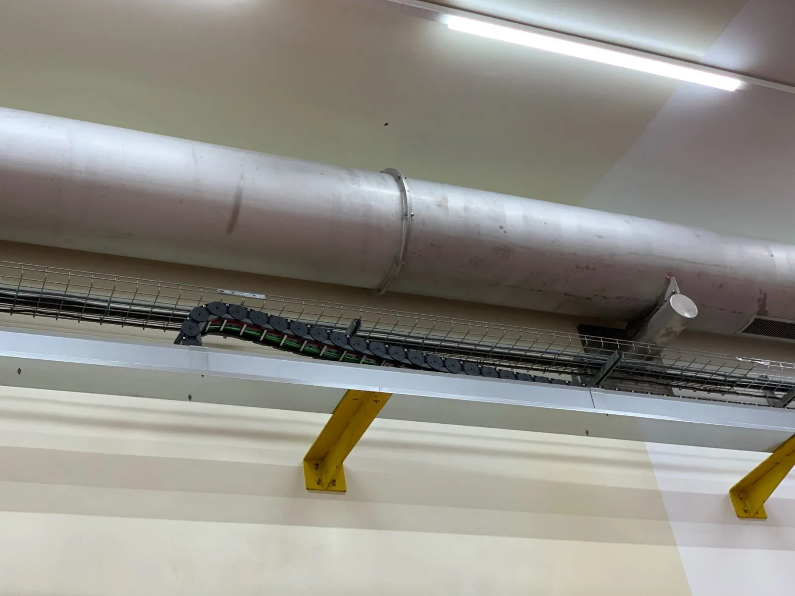 The MC0950 cable carrier in the channel along the wall