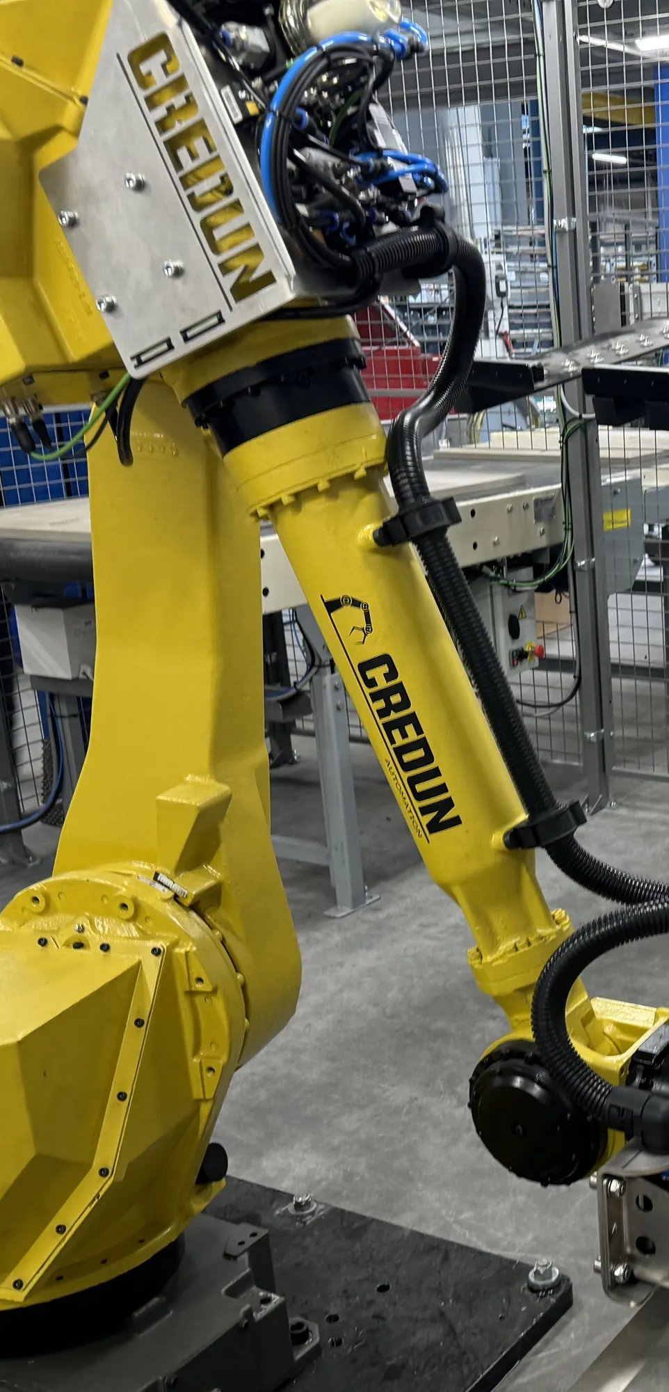 The protective hose follows the arm to the end-of-arm tooling