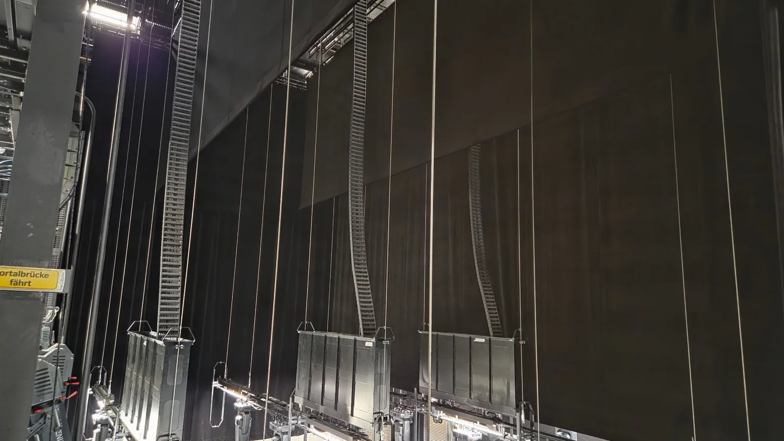 Hangende kabelrupsen boven het podium