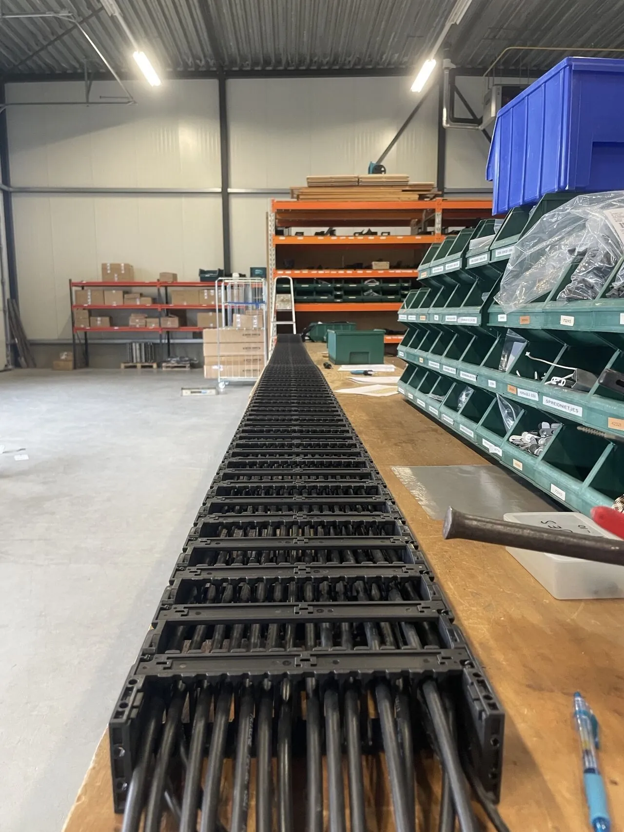 Een gevulde kabelrups in onze werkplaats in Ruurlo