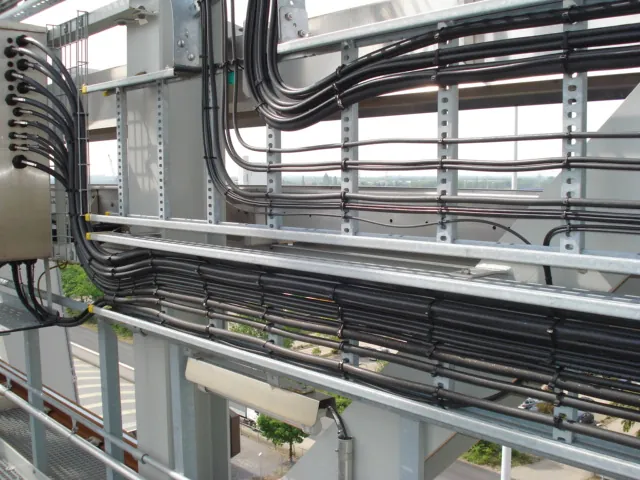 Leitungen zur Energiekette am Kran