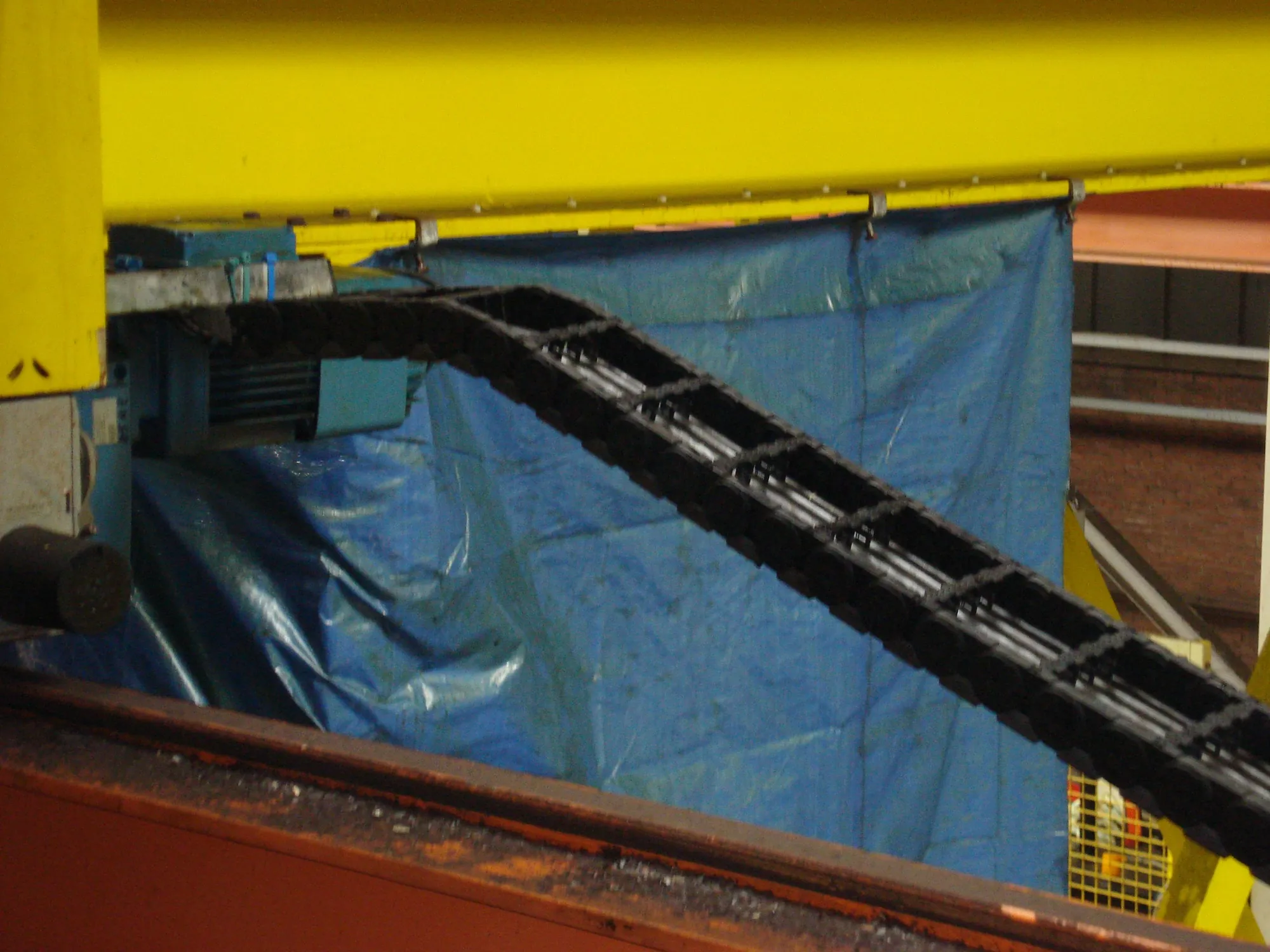 Cable carrier at the crane drive