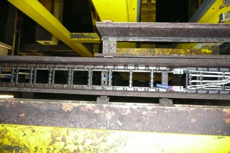 Cable carrier in the channel, from above