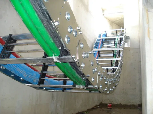 Cable carrier with cables and hoses in the basement of the Hanzebrug