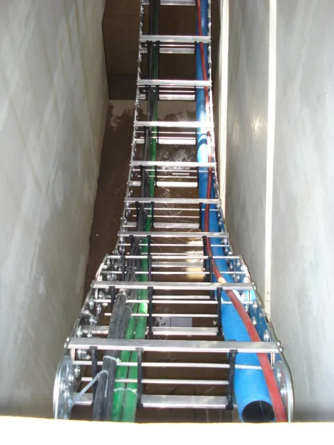De kabelrups in de schacht, van bovenaf