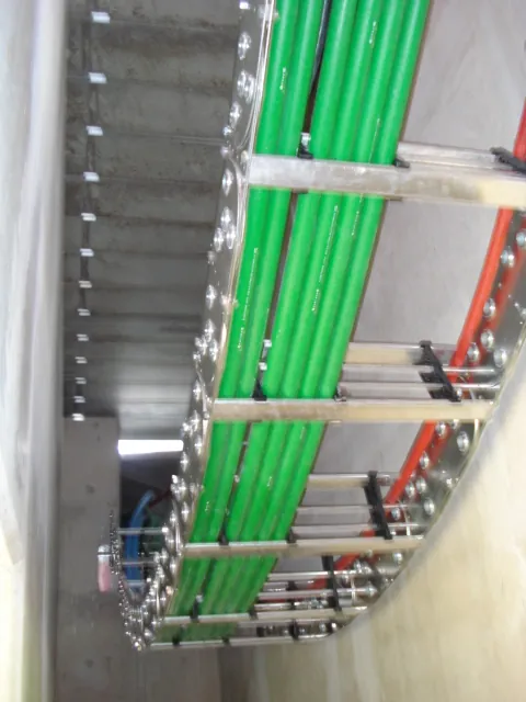 Kabelrups met groene kabels