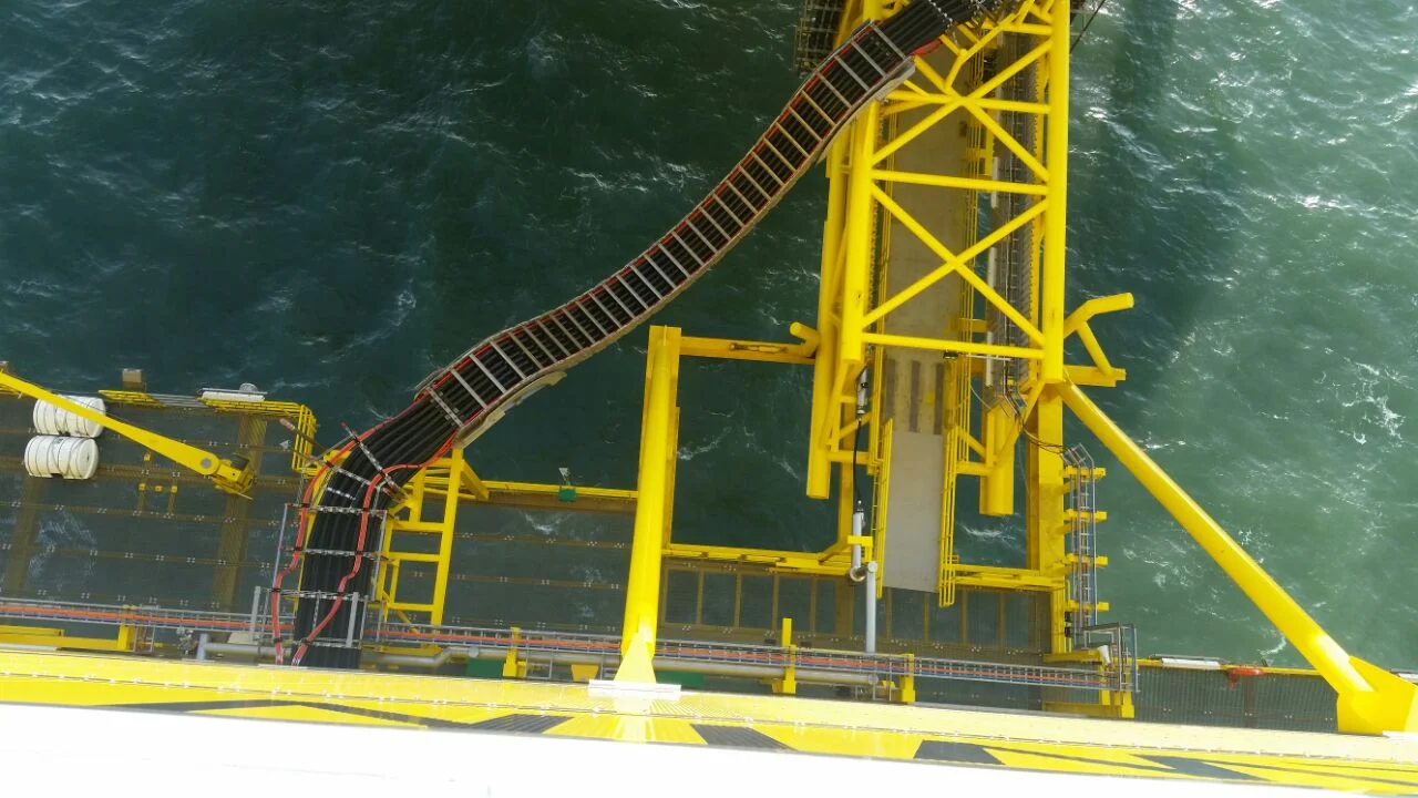 Die Energiekette von oben, über dem Meer