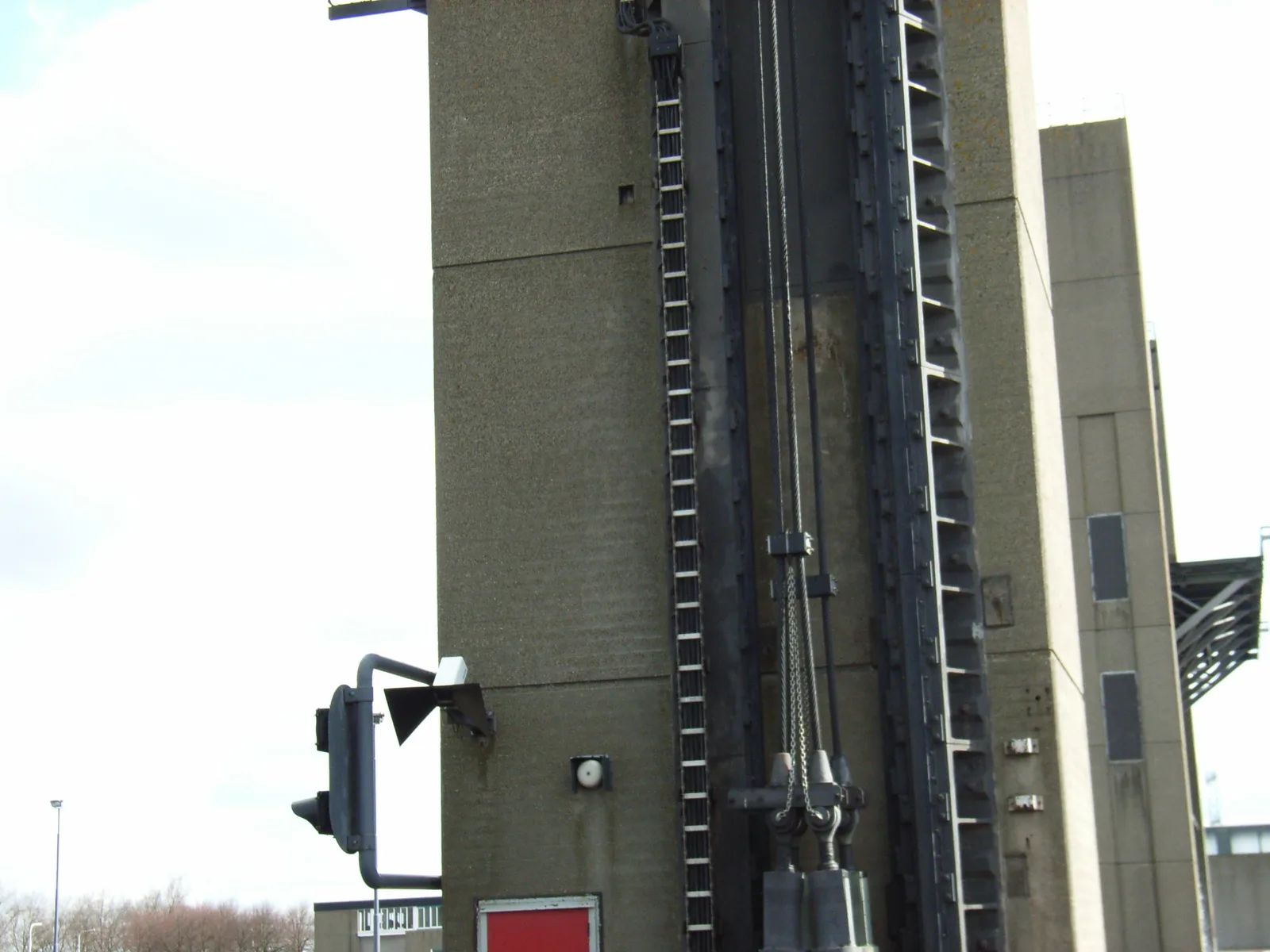 The steel cable carrier running vertically along the tower