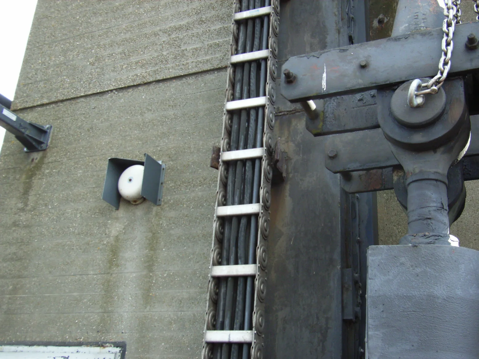 The cable carrier next to the hoisting gear of the lift gate