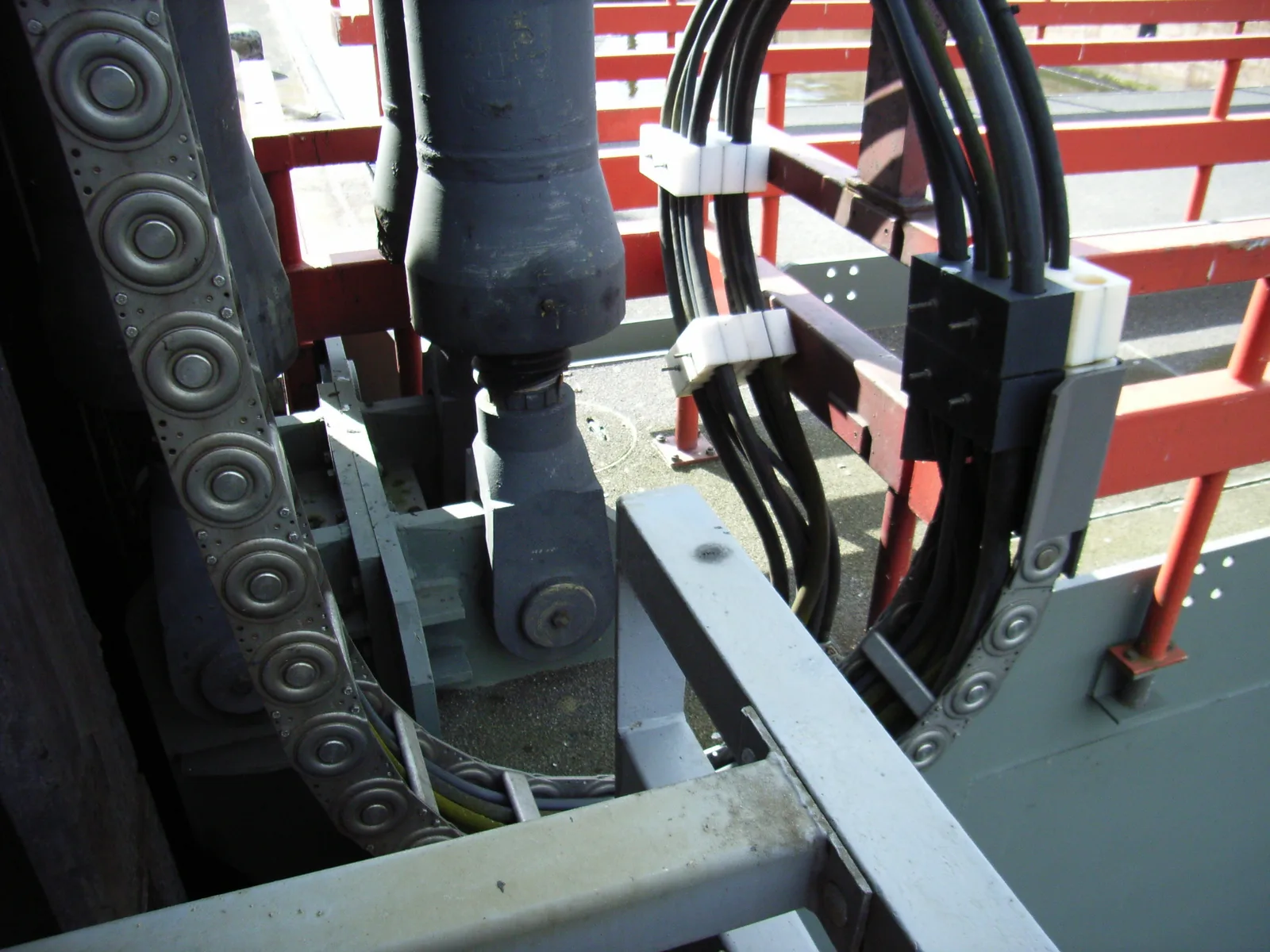 The bend of the carrier at the connection to the gate