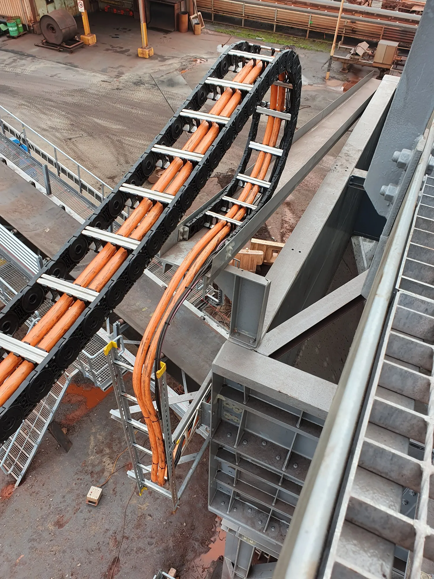 The cable carrier with the orange cables in the bend