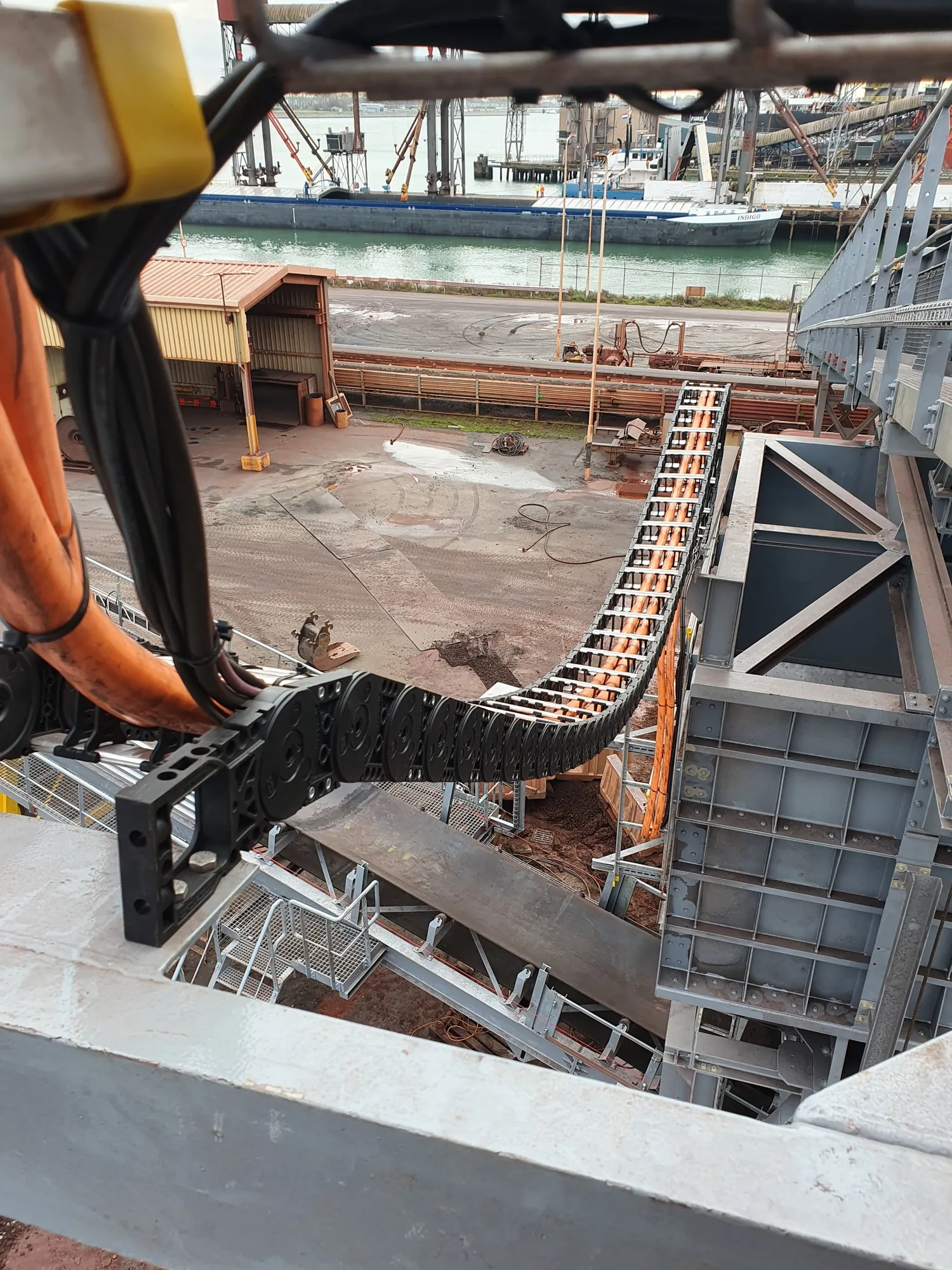 Cable carrier along the unloading arm, above the site