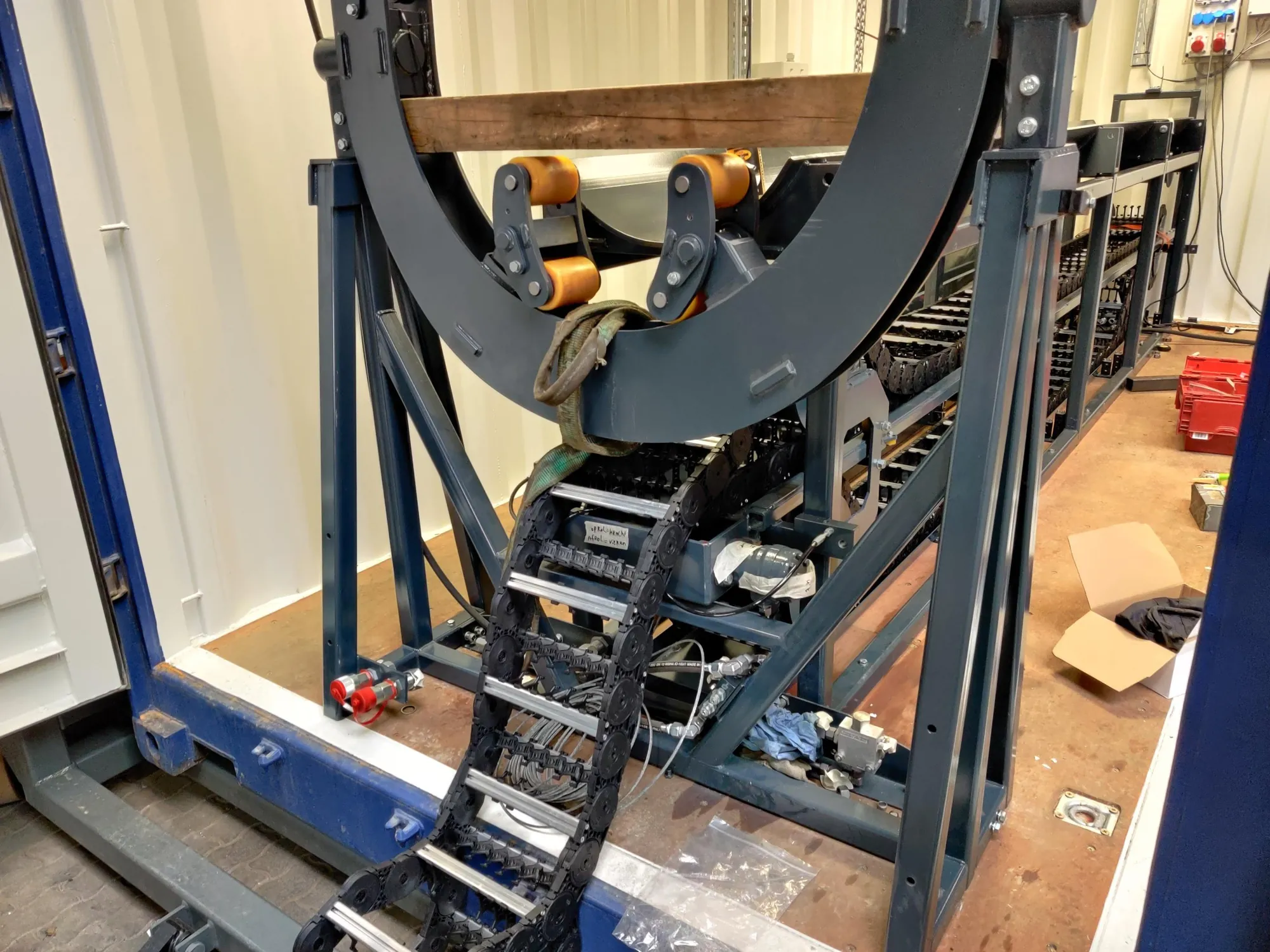 Mounting the cable carrier on the rotating ring