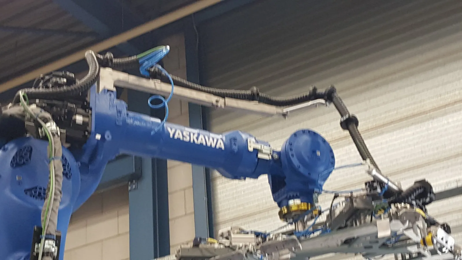 Das Dresspack entlang des Oberarms des Yaskawa-Roboters
