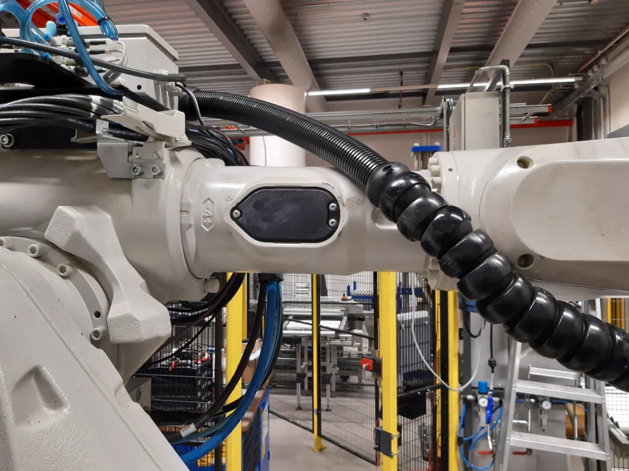 Dress pack with ball joints along the robot's forearm