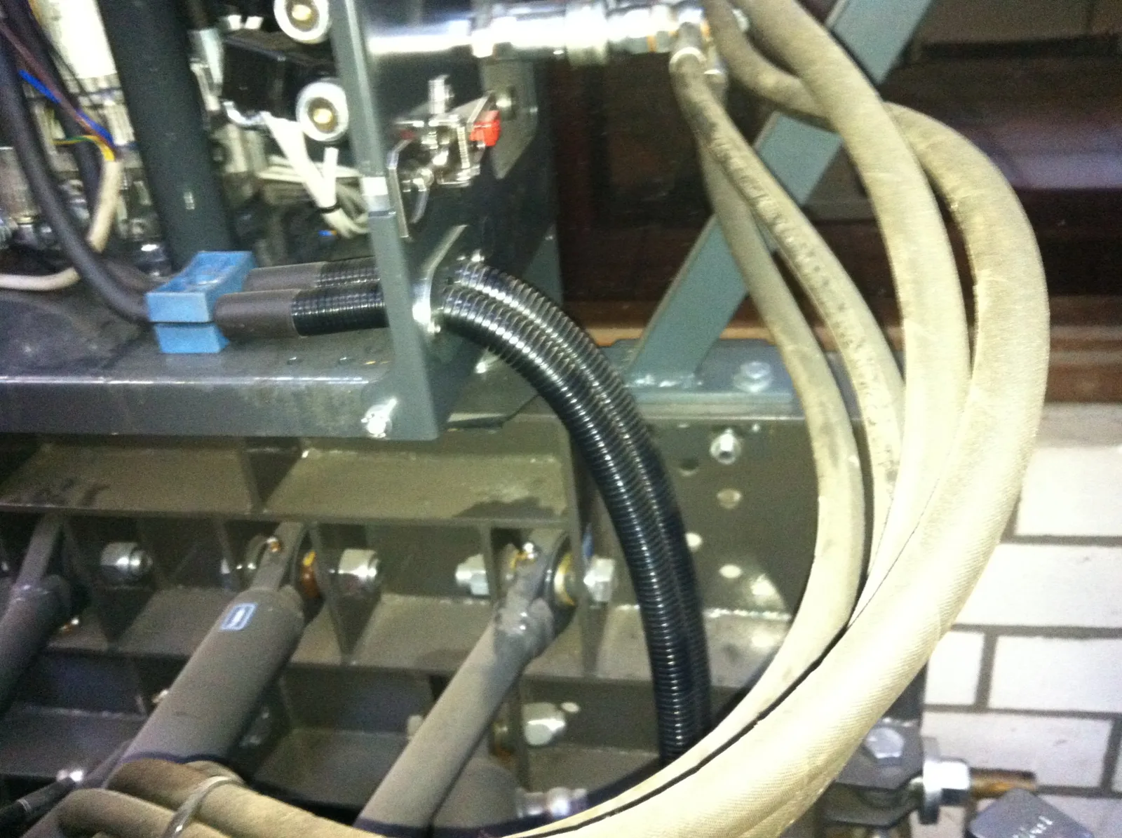 Hose with gland at the hydraulic unit