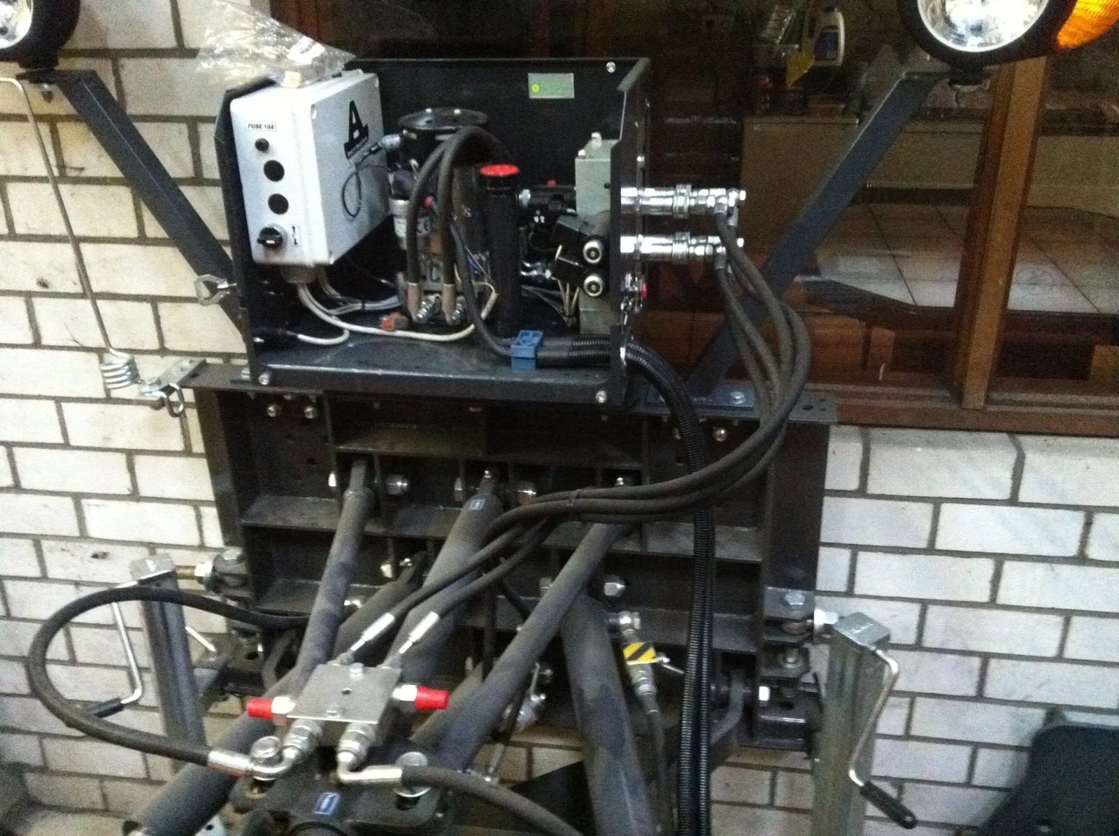 The hydraulic unit with the cables in protective hoses