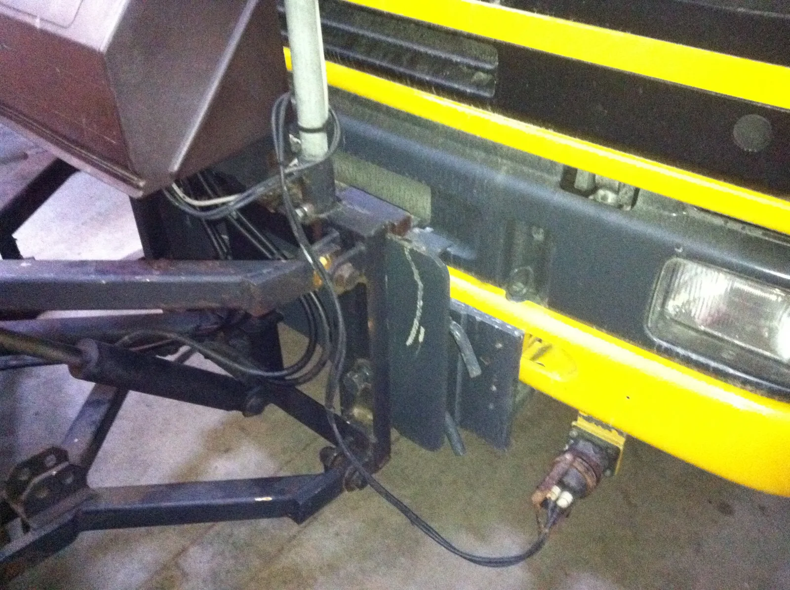 Cables at the front of the vehicle, without protection