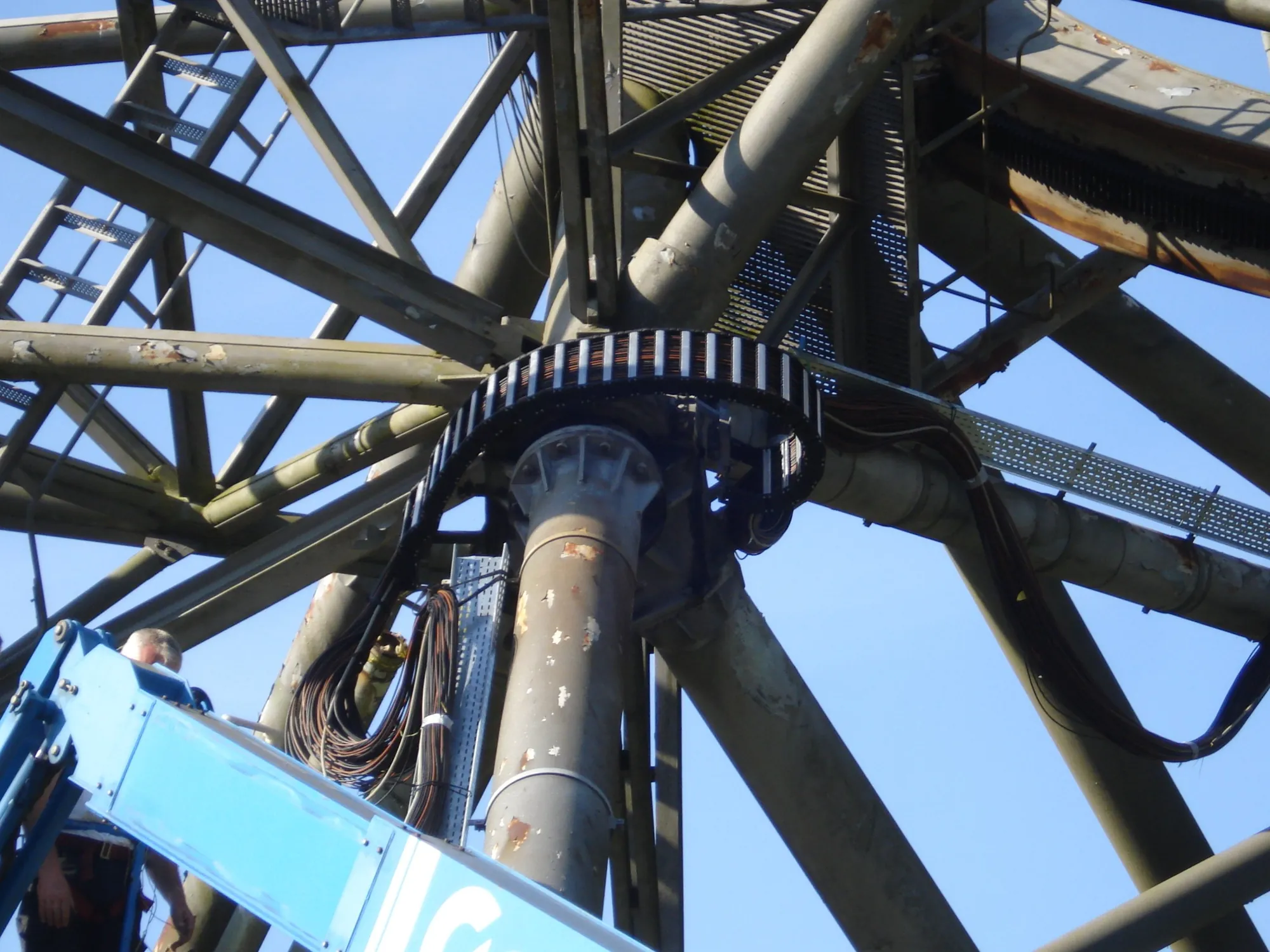 Round cable carrier around the rotation axis of the antenna