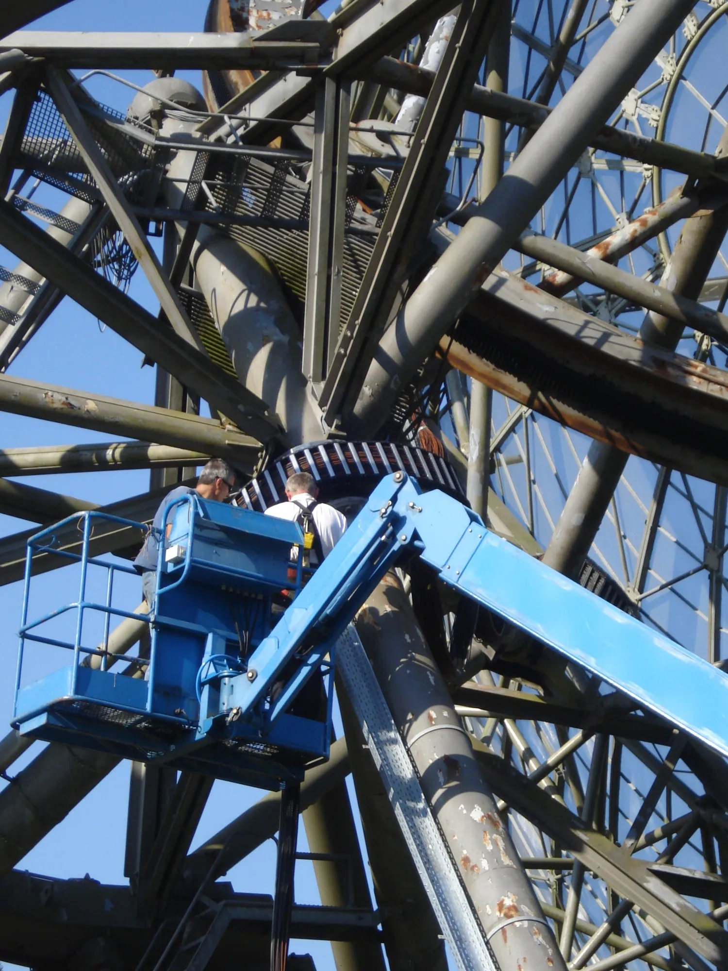 Mounting the cable carrier from the aerial work platform