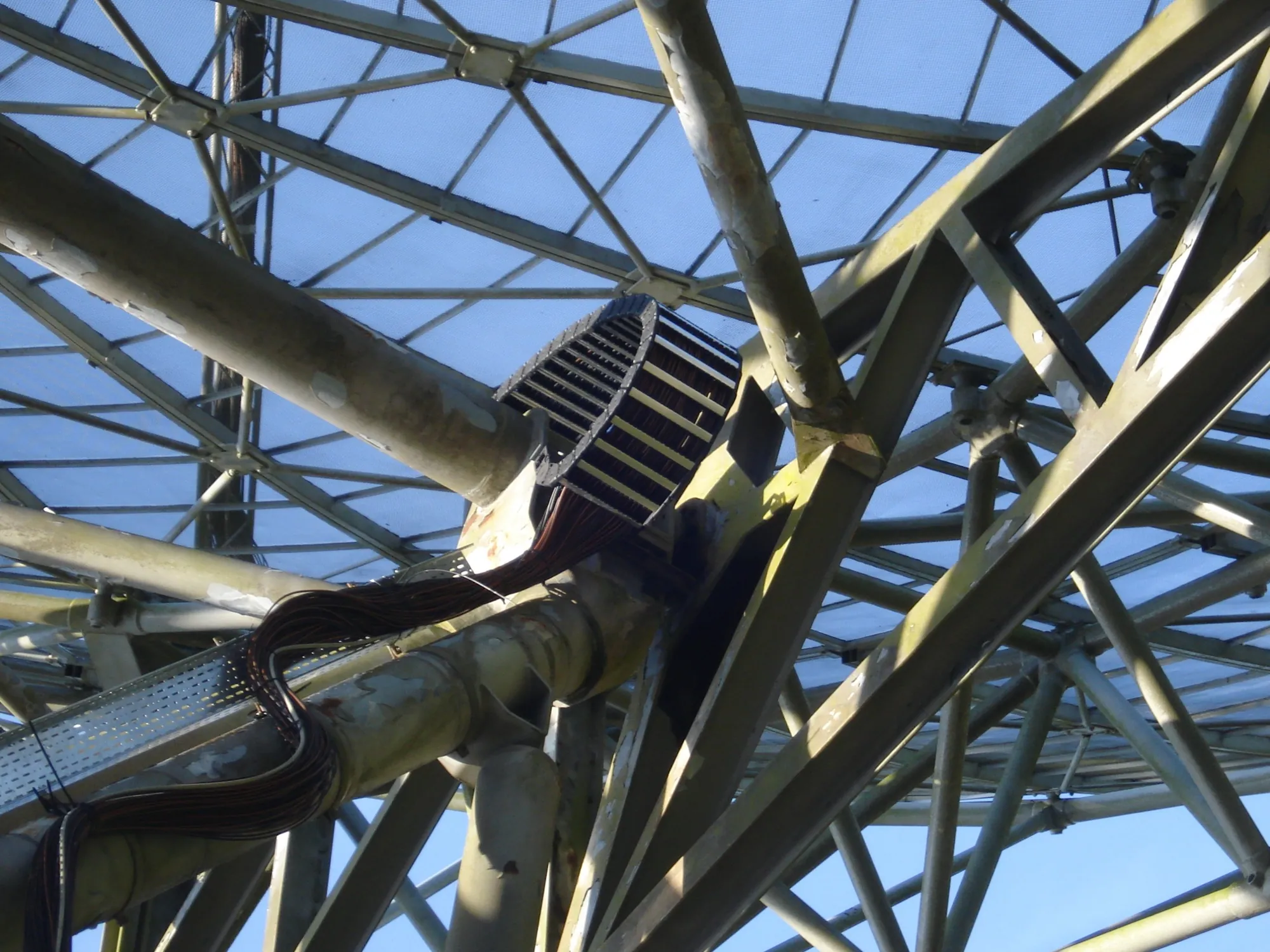 Cable carrier with cable bundle in the antenna structure