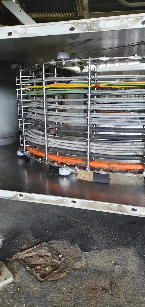 Cables and hoses in the rotary carrier