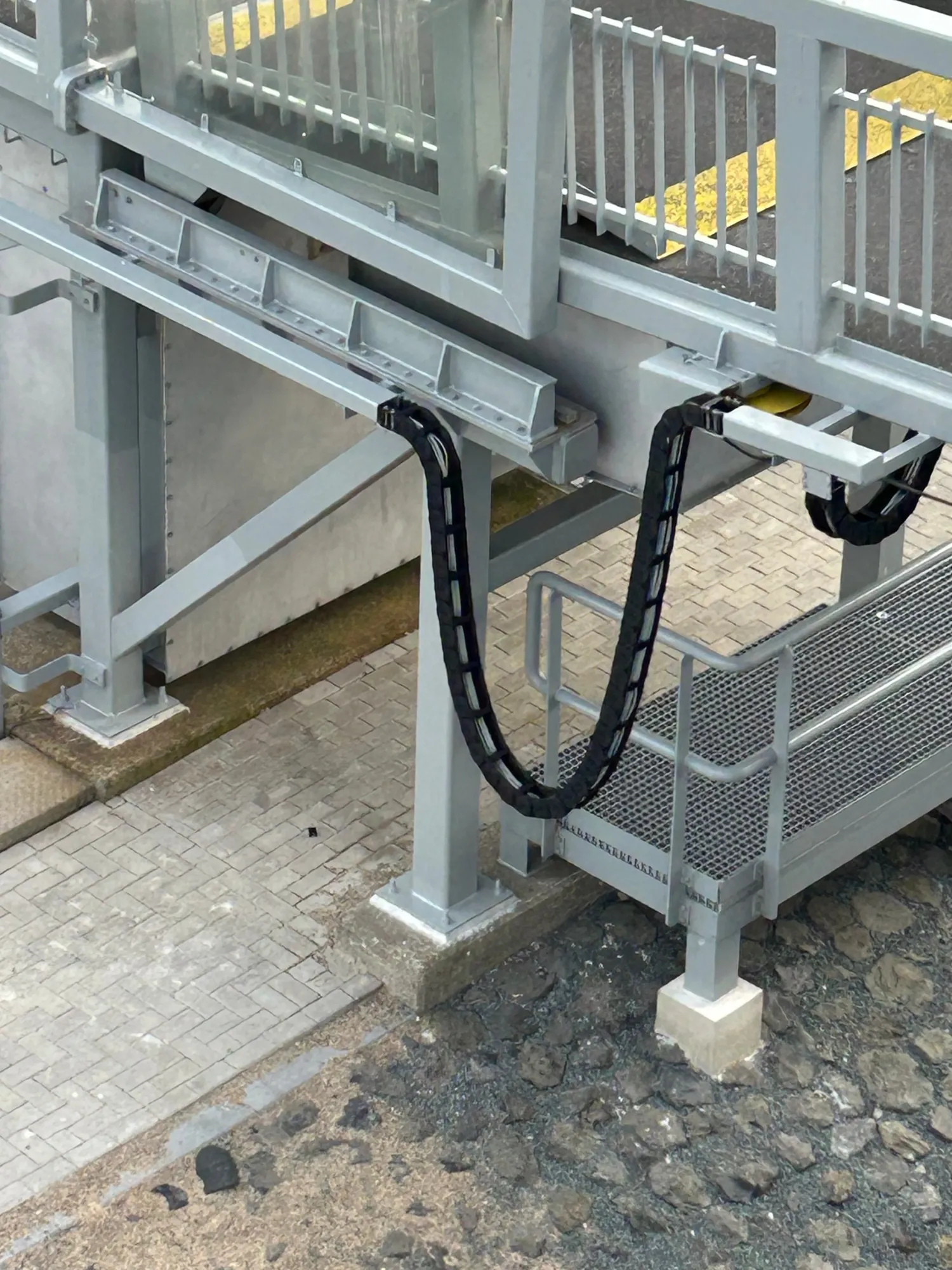 Cable carrier under the movable gangway in the ferry port
