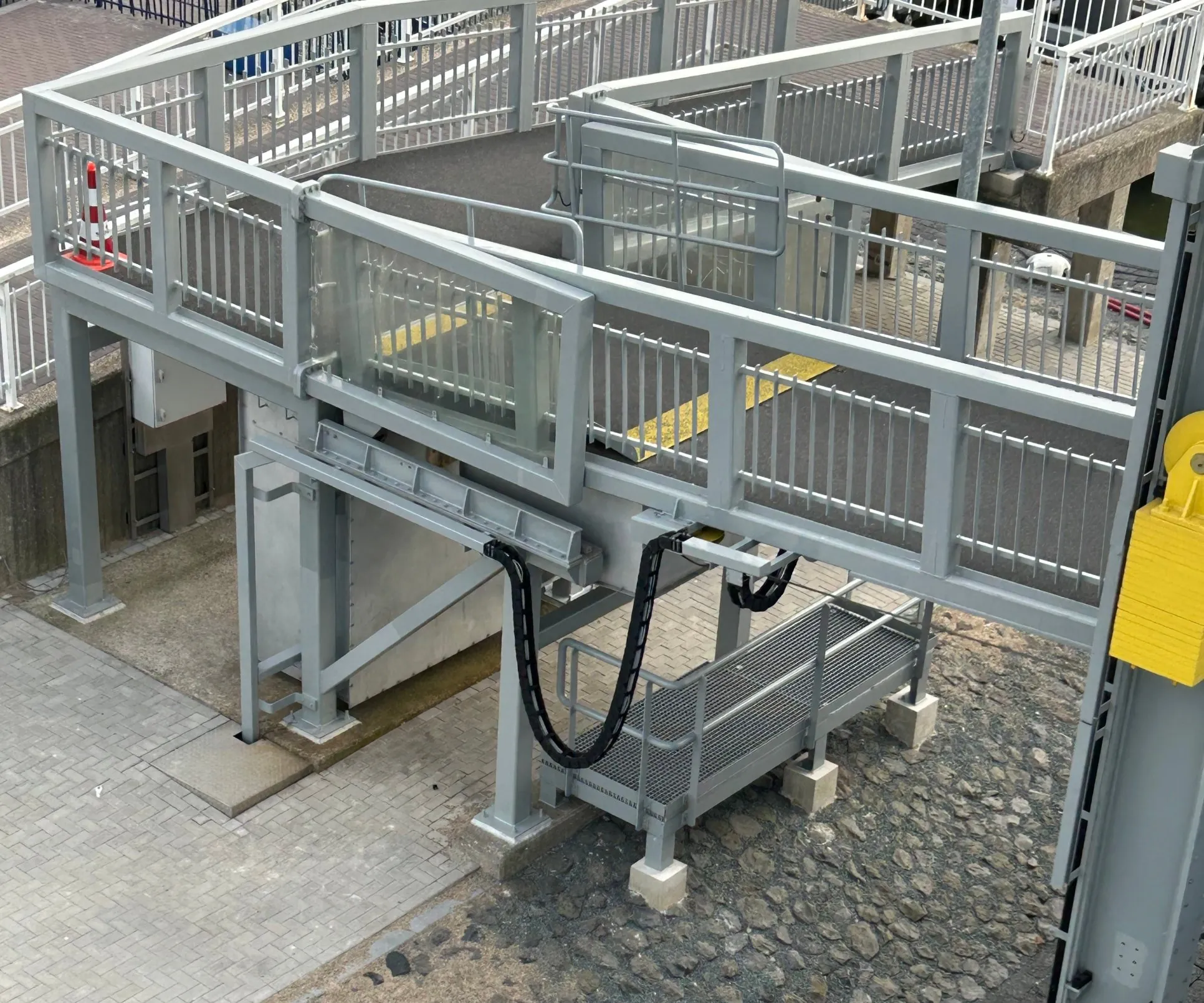De loopbrug met de kabelrups eronder