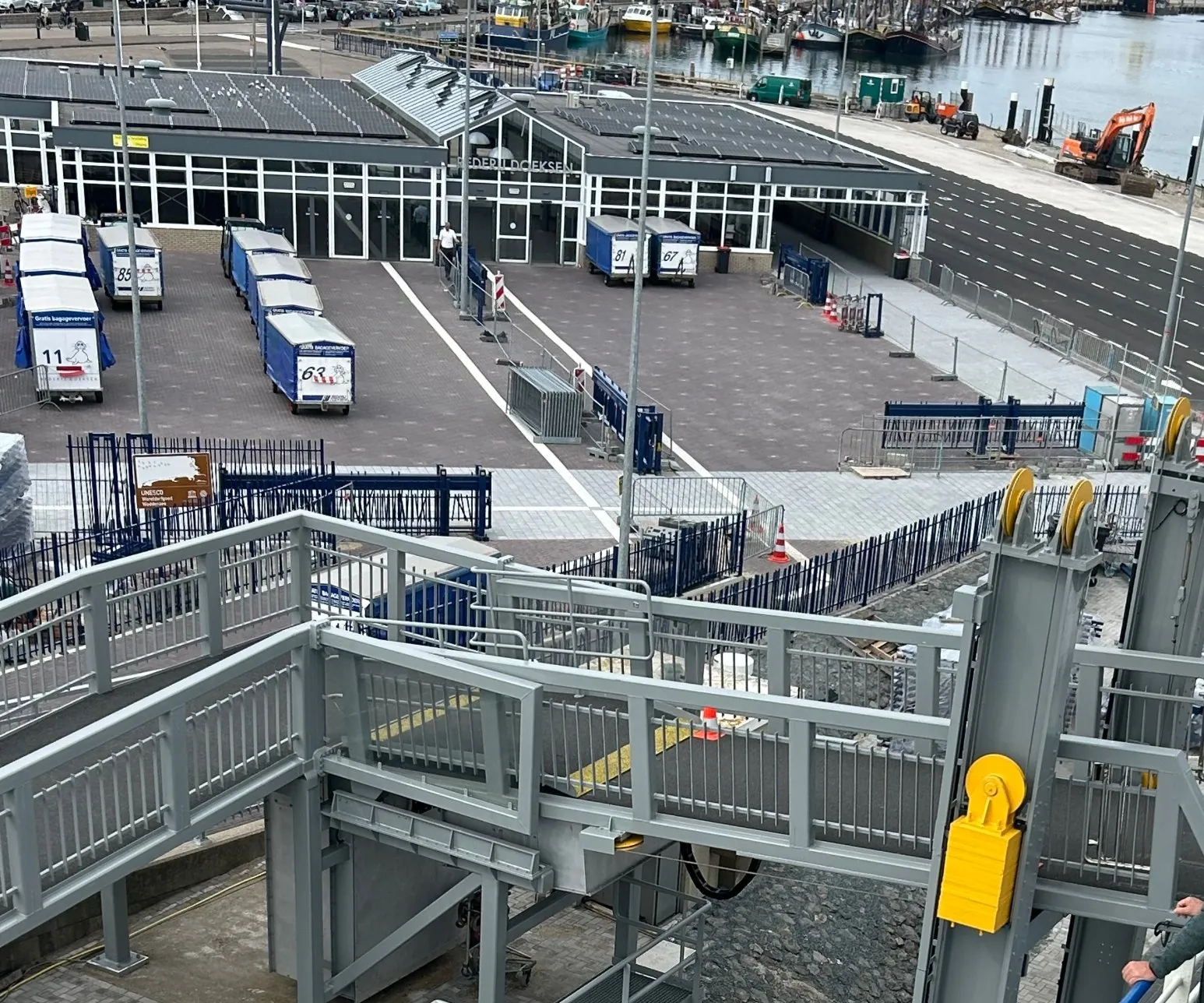 Loopbrug en terminal in de haven