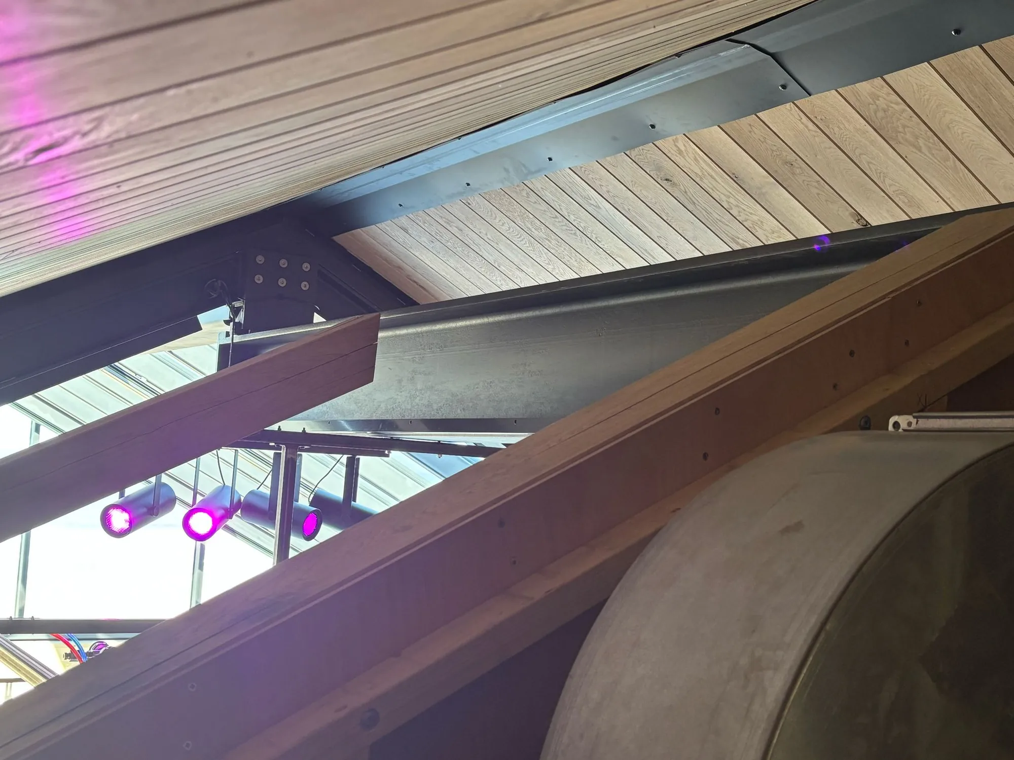 Structure under the sliding roof