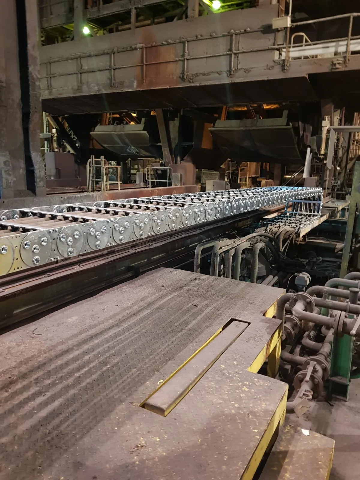 The steel cable carrier along the length of the installation