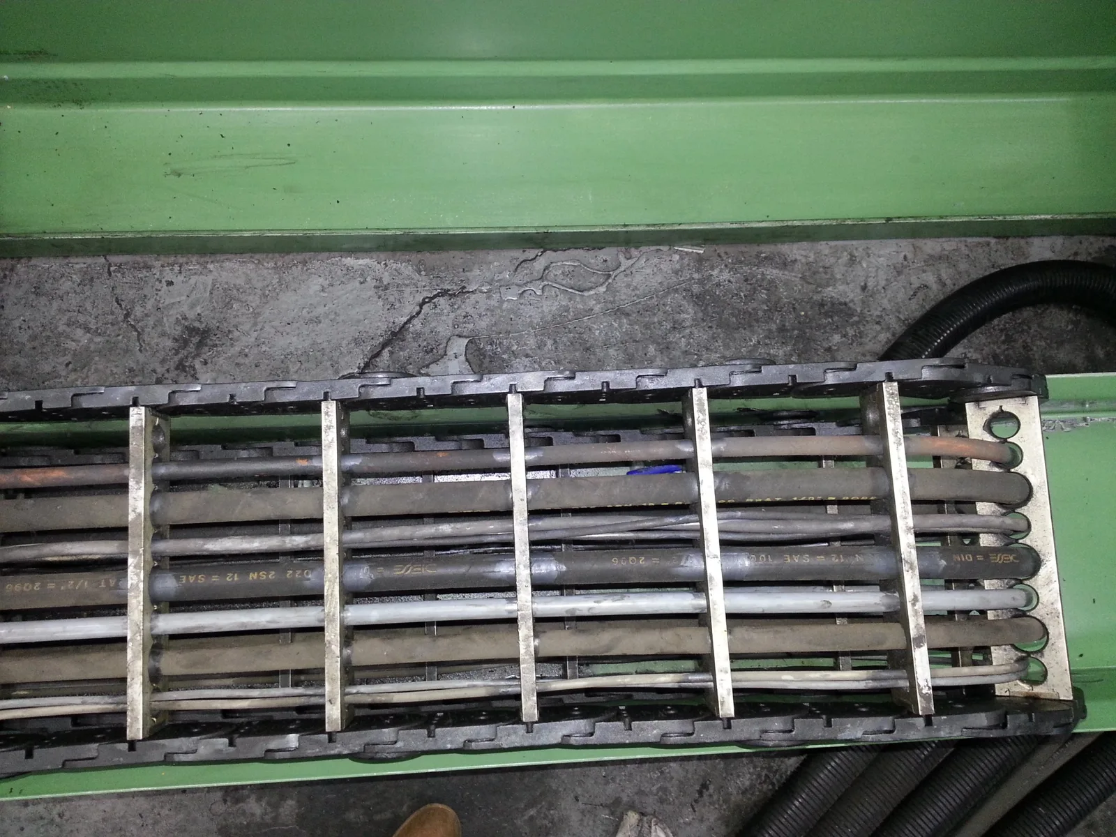 Hydraulikschläuche und Leitungen mit jeweils eigenem Platz