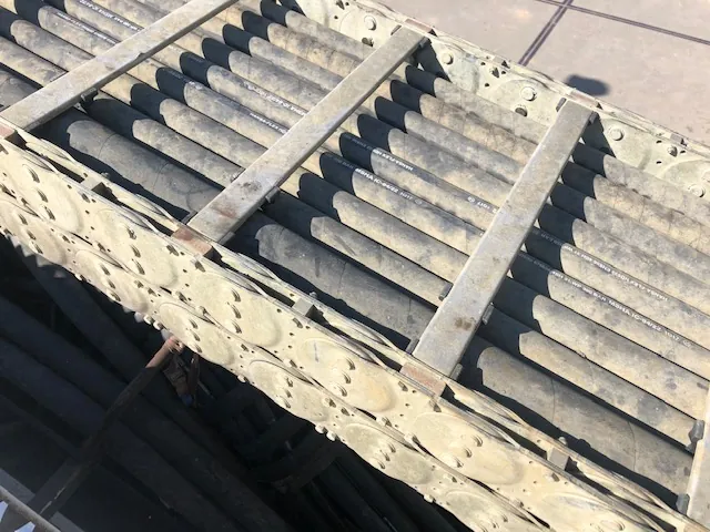 Eine stählerne Energiekette im Einsatz in einer verschmutzten Umgebung