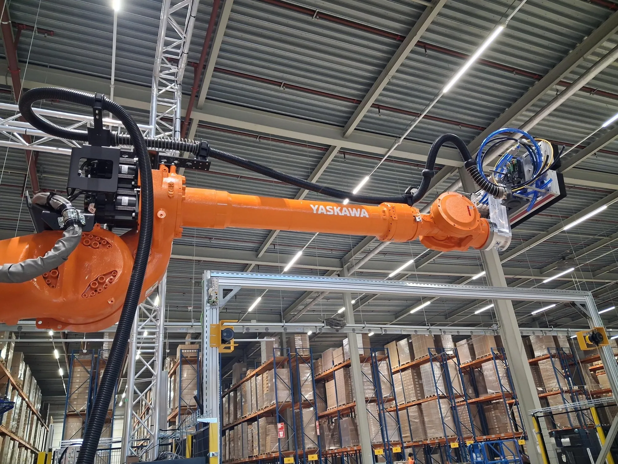 Yaskawa robot with Reiku dress pack from base to gripper