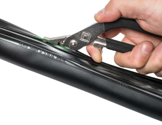 Closing the sleeving with the Z-pliers