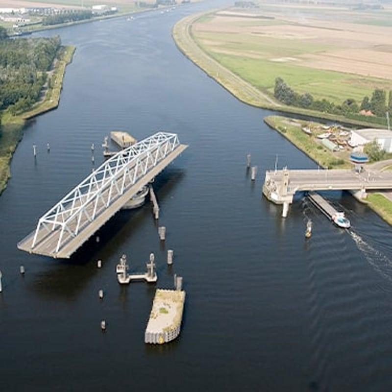 Draaibrug Sas van Gent opengedraaid op het water.