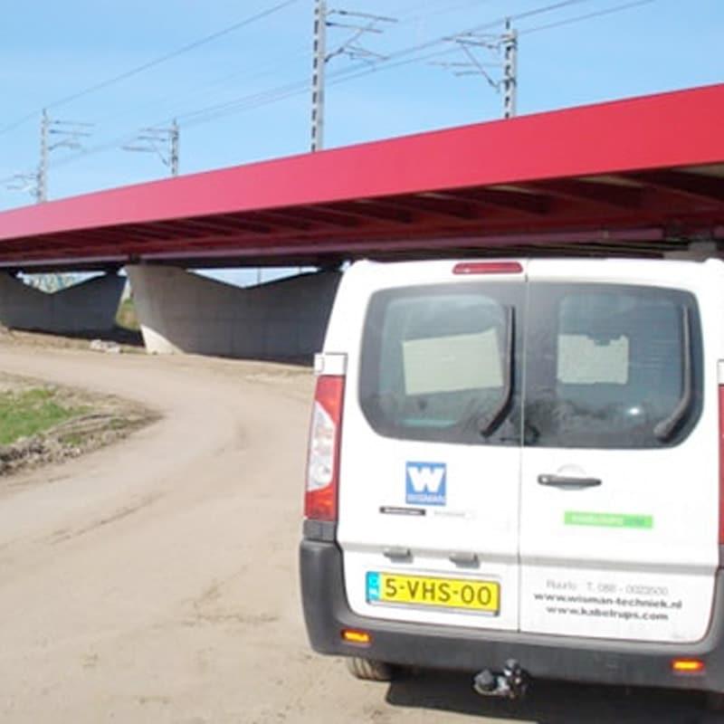 Wisman Techniek bus bij de Hanzebrug in Zwolle om kabelrupsen te installeren