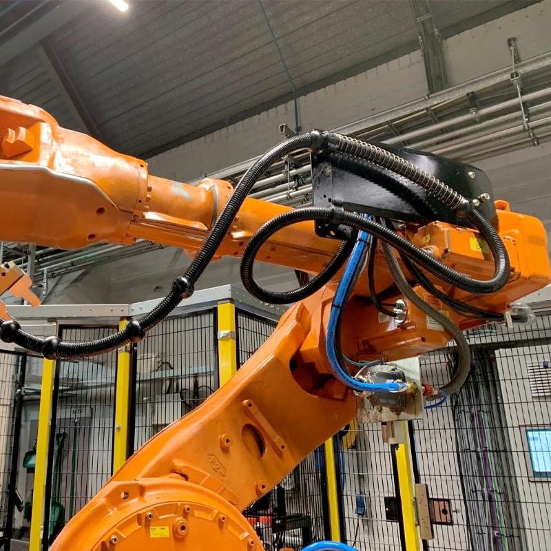 Kabelbeschermslangen van het merk Reiku op een robot bij MIFA Aluminium.