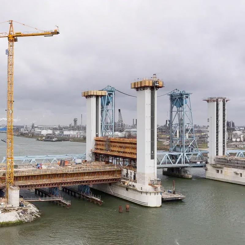 De opbouw van de botlek brug met een kraan