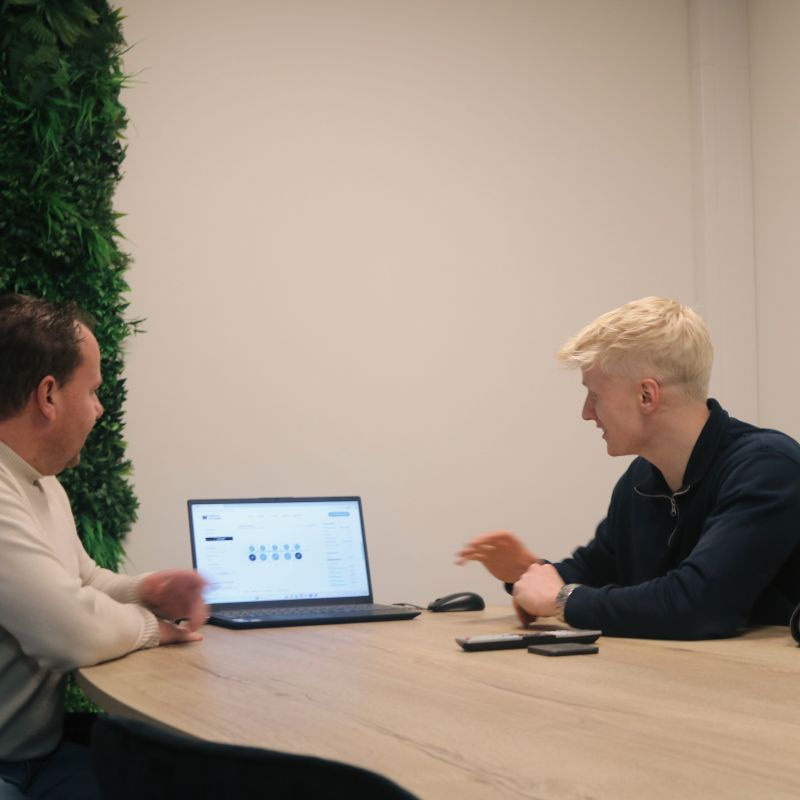 Team overleg in kantoor bij Wisman Techniek met 3 medewerkers bij een laptop